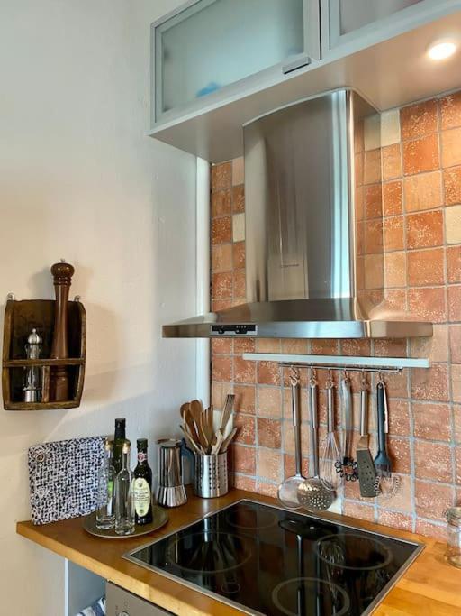 Studio Apartment, View Over The Roofs For The Sunrise Helsínquia Exterior foto